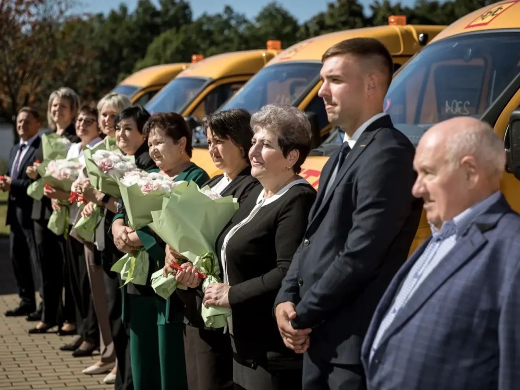 Александр Шуваев: Сегодня передали 17 новых школьных автобусов образовательным организациям Белгородской области Александр Шуваев: Сегодня передали 17 новых школьных автобусов образовательным организациям Белгородской области