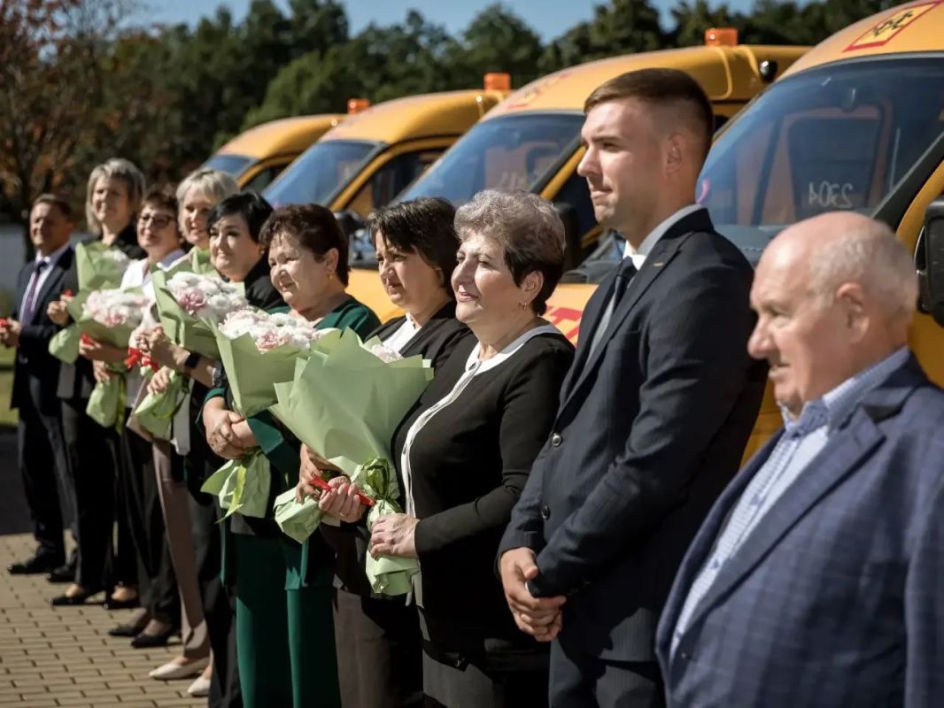 Александр Шуваев: белгородские школы получили 17 новых автобусов Александр Шуваев: белгородские школы получили 17 новых автобусов
