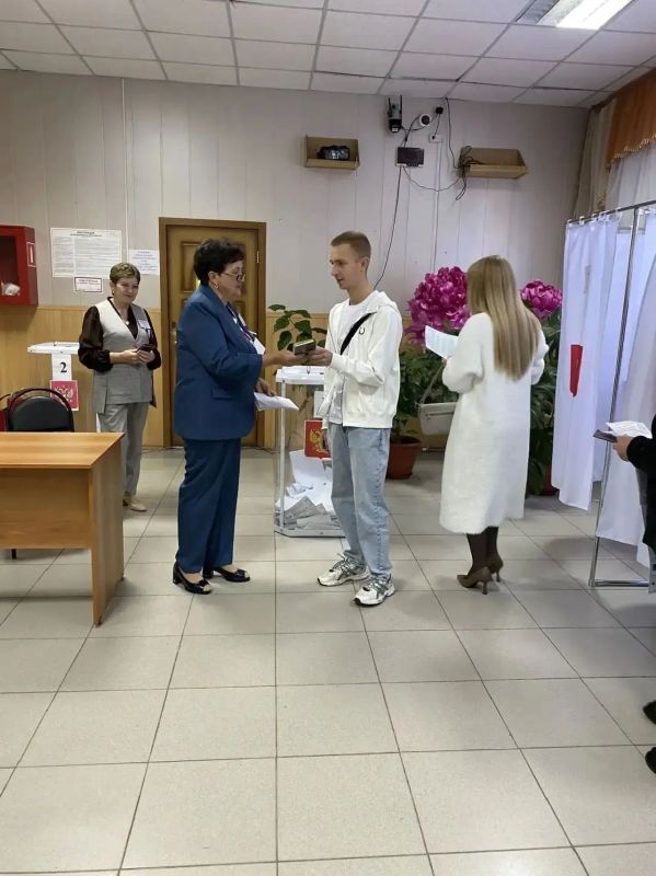 Впервые голосующие пришли на избирательные участки нашего округа — это по-настоящему знаковое событие! Впервые голосующие пришли на избирательные участки нашего округа — это по-настоящему знаковое событие!