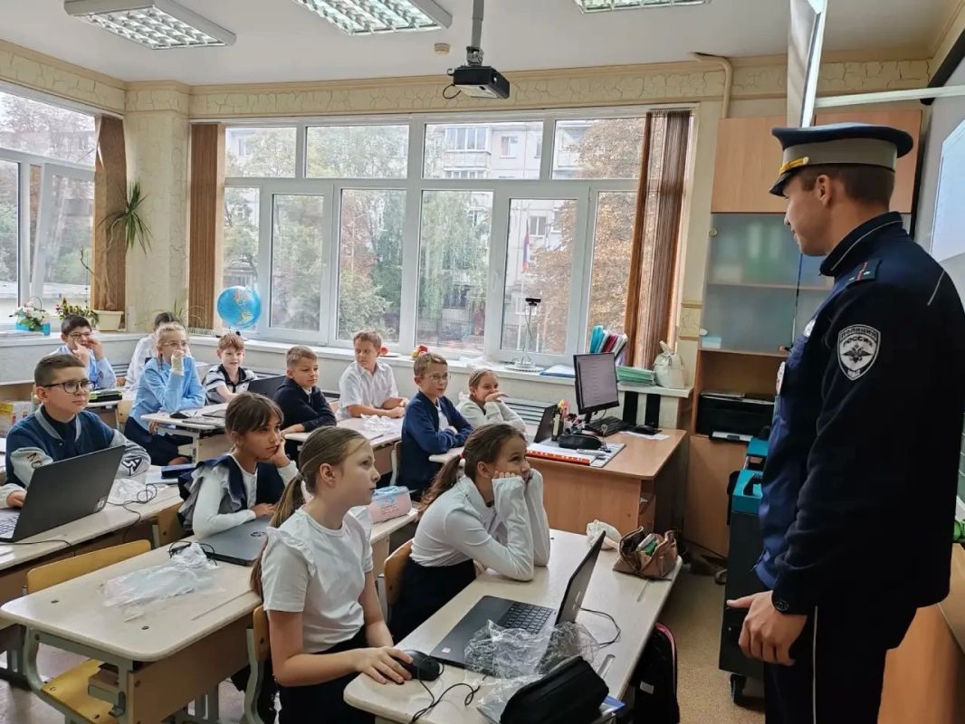 В рамках профилактического мероприятия «Внимание-дети!» белгородские автоинспекторы продолжают проводить беседы со школьниками В рамках профилактического мероприятия «Внимание-дети!» белгородские автоинспекторы продолжают проводить беседы со школьниками