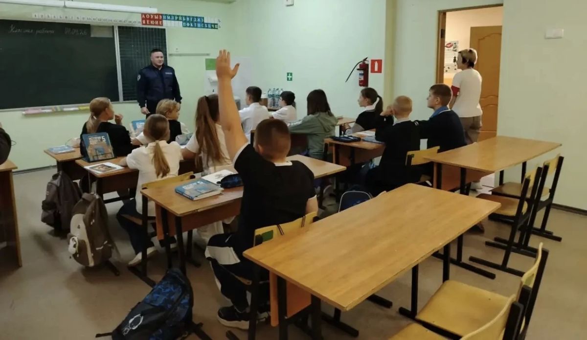 В рамках профилактического мероприятия «Внимание-дети!» белгородские автоинспекторы продолжают проводить беседы со школьниками В рамках профилактического мероприятия «Внимание-дети!» белгородские автоинспекторы продолжают проводить беседы со школьниками