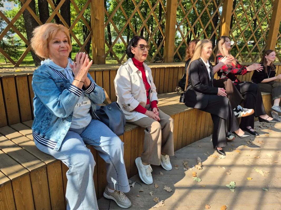 Сегодня в парке Ленина молодые артисты Белгородского государственного академического драматического театра имени М.С. Щепкина представили поэтическую программу, посвященную Году единства народов России Сегодня в парке Ленина молодые артисты Белгородского государственного академического драматического театра имени М.С. Щепкина представили поэтическую программу, посвященную Году единства народов России