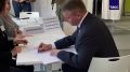 Врио губернатора Белгородской области Шуваев проголосовал на выборах главы региона, передает корреспондент ТАСС