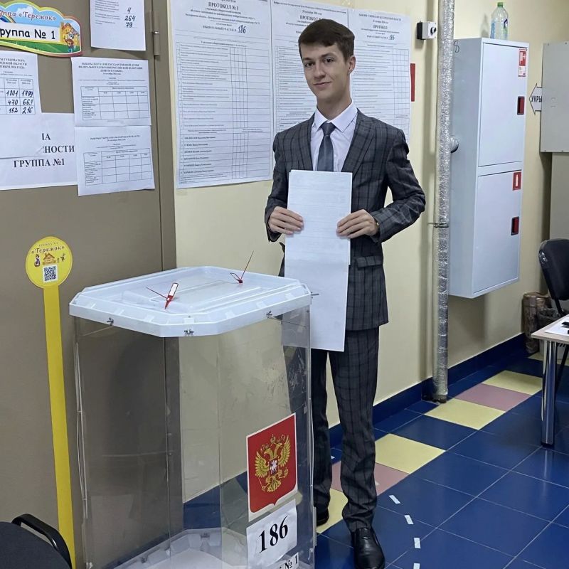 Голосует и молодёжь!. Члены молодёжной избирательной комиссии Белгородской области не только помогают организовать процесс на участках, но и сами активно в нём участвуют — приходят на избирательные участки и делают свой выбор Голосует и молодёжь!. Члены молодёжной избирательной комиссии Белгородской области не только помогают организовать процесс на участках, но и сами активно в нём участвуют — приходят на избирательные участки и делают свой выбор
