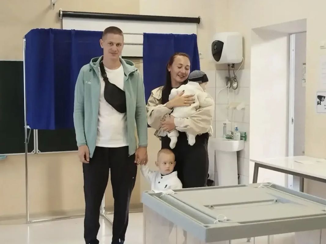 Выборы — дело семейное!. На избирательные участки Белгородской области приходят целыми семьями — в доброй, по-домашнему тёплой атмосфере Выборы — дело семейное!. На избирательные участки Белгородской области приходят целыми семьями — в доброй, по-домашнему тёплой атмосфере