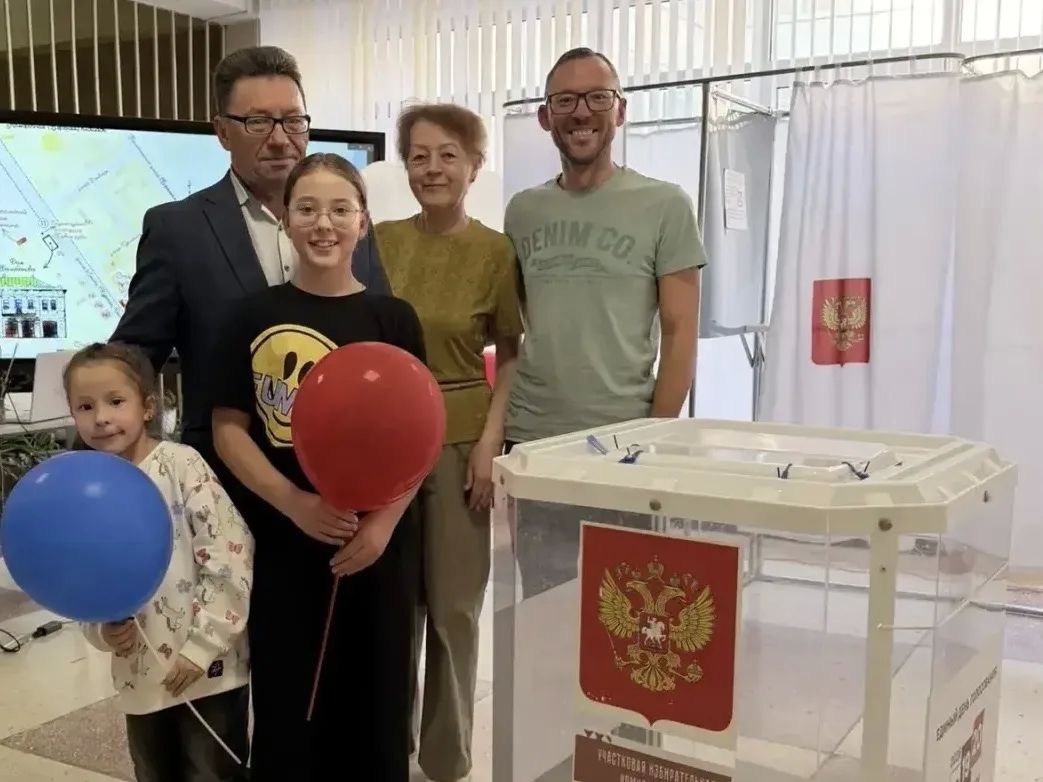 Выборы — дело семейное!. На избирательные участки Белгородской области приходят целыми семьями — в доброй, по-домашнему тёплой атмосфере Выборы — дело семейное!. На избирательные участки Белгородской области приходят целыми семьями — в доброй, по-домашнему тёплой атмосфере