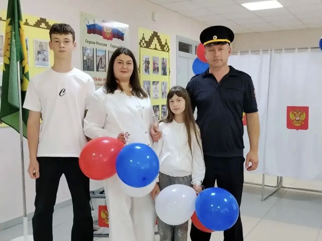 Выборы — дело семейное!. На избирательные участки Белгородской области приходят целыми семьями — в доброй, по-домашнему тёплой атмосфере Выборы — дело семейное!. На избирательные участки Белгородской области приходят целыми семьями — в доброй, по-домашнему тёплой атмосфере