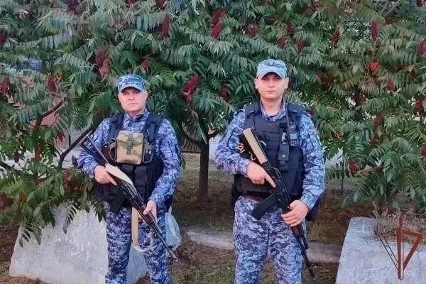 Бойцы Росгвардии помогли выбраться двум женщинам из горящего дома после атаки дрона ВСУ в Грайворонском округе Бойцы Росгвардии помогли выбраться двум женщинам из горящего дома после атаки дрона ВСУ в Грайворонском округе