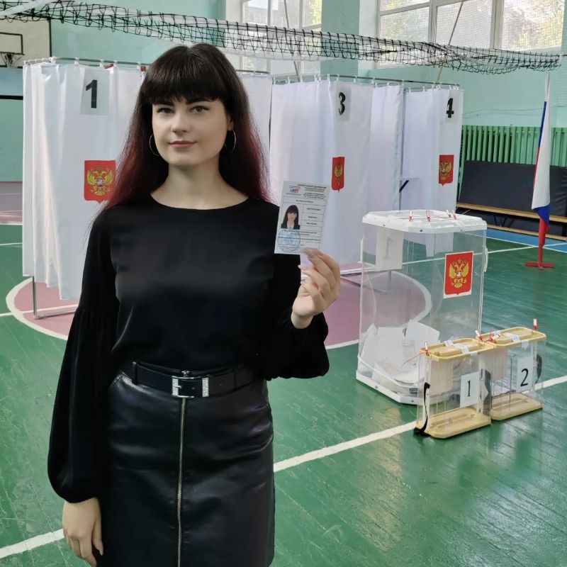 Голосует и молодёжь!. Члены молодёжной избирательной комиссии Белгородской области не только помогают организовать процесс на участках, но и сами активно в нём участвуют — приходят на избирательные участки и делают свой выбор Голосует и молодёжь!. Члены молодёжной избирательной комиссии Белгородской области не только помогают организовать процесс на участках, но и сами активно в нём участвуют — приходят на избирательные участки и делают свой выбор