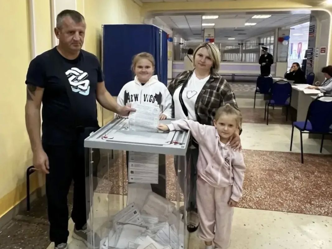 Выборы — дело семейное!. На избирательные участки Белгородской области приходят целыми семьями — в доброй, по-домашнему тёплой атмосфере Выборы — дело семейное!. На избирательные участки Белгородской области приходят целыми семьями — в доброй, по-домашнему тёплой атмосфере