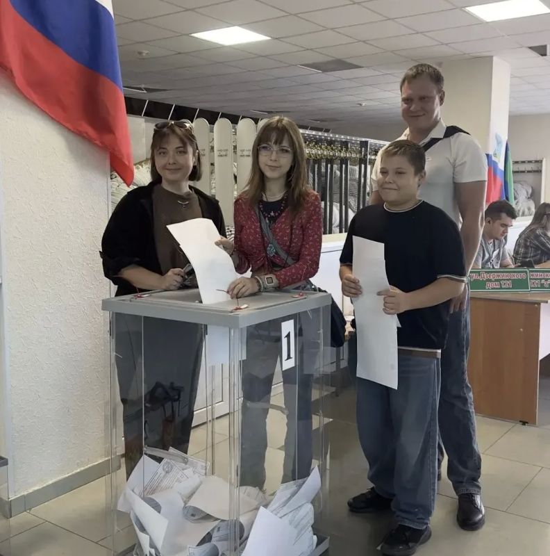 Выборы — дело семейное!. На избирательные участки Белгородской области приходят целыми семьями — в доброй, по-домашнему тёплой атмосфере Выборы — дело семейное!. На избирательные участки Белгородской области приходят целыми семьями — в доброй, по-домашнему тёплой атмосфере