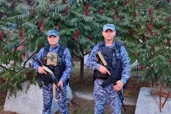 Росгвардейцы эвакуировали двух женщин из загоревшегося дома после атаки БПЛА Росгвардейцы эвакуировали двух женщин из загоревшегося дома после атаки БПЛА