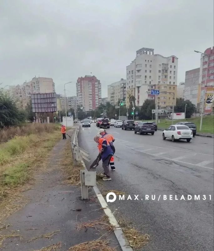 Работы по уборке города продолжаются в любую погоду Работы по уборке города продолжаются в любую погоду