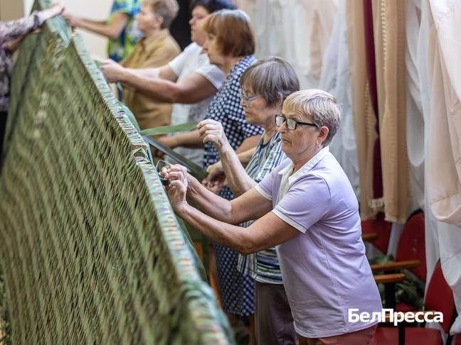 Листиками и серпантином. Чернянцы верят, что их маскировочные сети защитят наших бойцов Листиками и серпантином. Чернянцы верят, что их маскировочные сети защитят наших бойцов