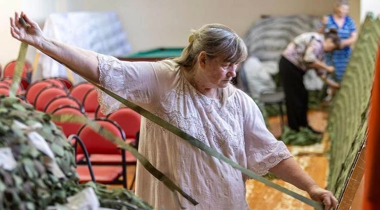 Листиками и серпантином. Чернянцы верят, что их маскировочные сети защитят наших бойцов Листиками и серпантином. Чернянцы верят, что их маскировочные сети защитят наших бойцов