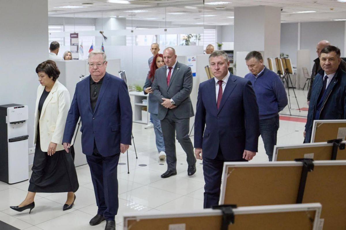 Александр Шуваев показал Сергею Степашину, как в Белгородской области помогают бойцам СВО Александр Шуваев показал Сергею Степашину, как в Белгородской области помогают бойцам СВО