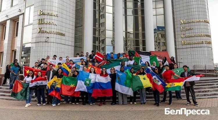 Студенты БелГУ провели флешмоб «Парад флагов» в честь 150-летия университета Студенты БелГУ провели флешмоб «Парад флагов» в честь 150-летия университета