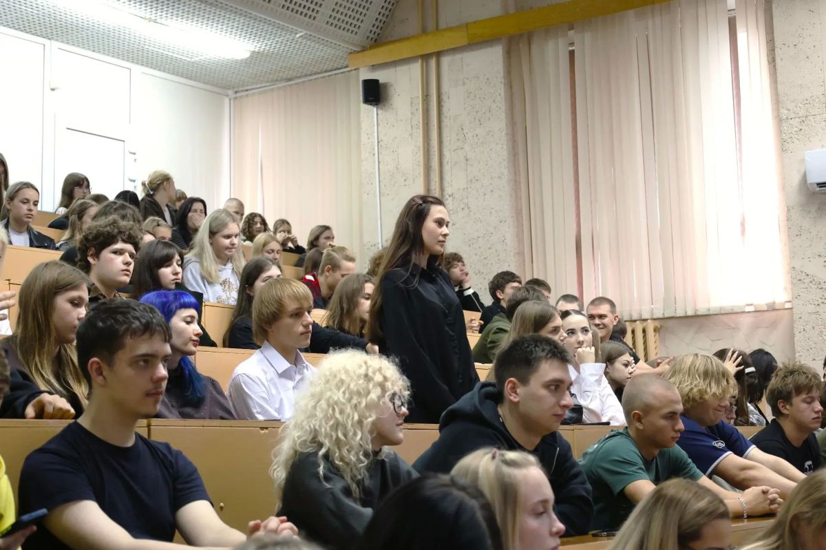 На встрече с первокурсниками Белгородского университета кооперации экономики и права поговорили о тех возможностях для самореализации, которые сегодня открыты для белгородского студенчества, о мероприятиях и программах... На встрече с первокурсниками Белгородского университета кооперации экономики и права поговорили о тех возможностях для самореализации, которые сегодня открыты для белгородского студенчества, о мероприятиях и программах...