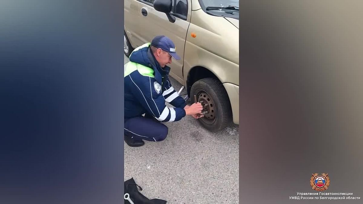 В Шебекино автоинспекторы пришли на помощь автомобилистке
