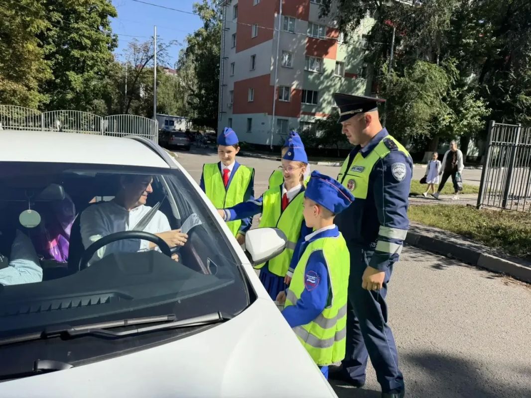 В рамках «Недели безопасности» белгородские ЮИДовцы вместе с автоинспекторами организовали профилактическую акцию В рамках «Недели безопасности» белгородские ЮИДовцы вместе с автоинспекторами организовали профилактическую акцию