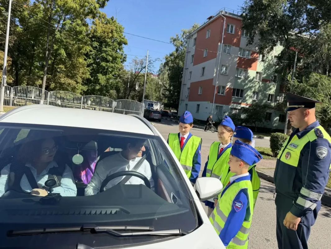 В рамках «Недели безопасности» белгородские ЮИДовцы вместе с автоинспекторами организовали профилактическую акцию В рамках «Недели безопасности» белгородские ЮИДовцы вместе с автоинспекторами организовали профилактическую акцию