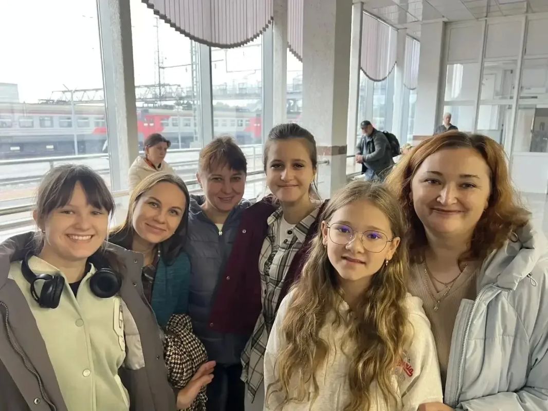 72 белгородских школьника отправились в Санкт-Петербург за новыми эмоциями 72 белгородских школьника отправились в Санкт-Петербург за новыми эмоциями