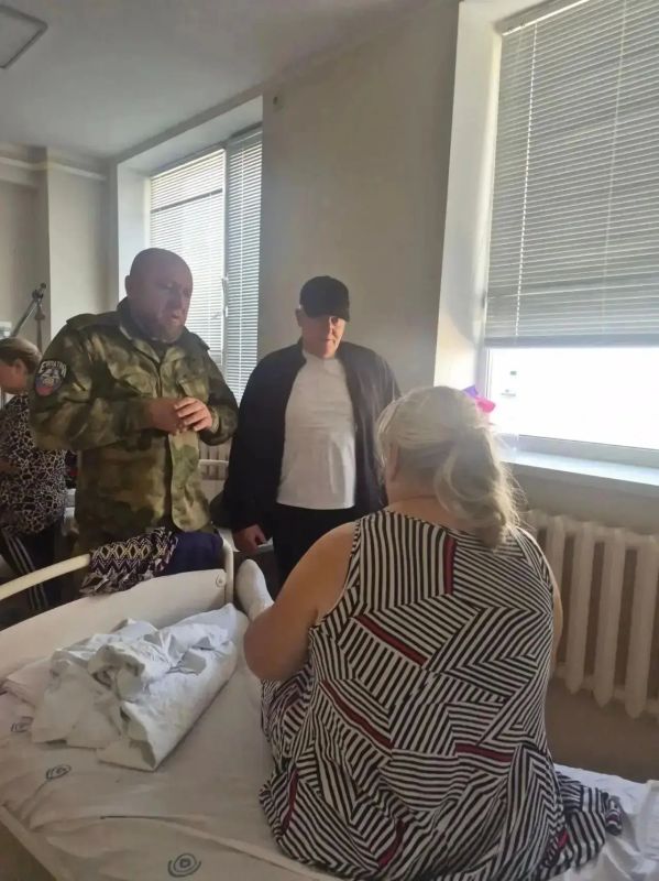 Глава муниципалитета Дмитрий Панков и председатель Совета депутатов округа Андрей Попов навестили раненых грайворонцев, проходящих лечение в больницах Белгорода Глава муниципалитета Дмитрий Панков и председатель Совета депутатов округа Андрей Попов навестили раненых грайворонцев, проходящих лечение в больницах Белгорода