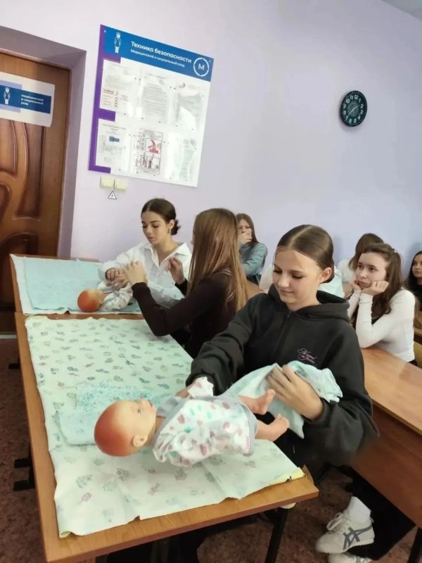 «Россия – мои горизонты». На базе Старооскольского медицинского колледжа прошёл региональный форум «Россия – мои горизонты», на котором ребята узнали, как проходит обучение будущих фельдшеров, медицинских сестёр и акушеров «Россия – мои горизонты». На базе Старооскольского медицинского колледжа прошёл региональный форум «Россия – мои горизонты», на котором ребята узнали, как проходит обучение будущих фельдшеров, медицинских сестёр и акушеров