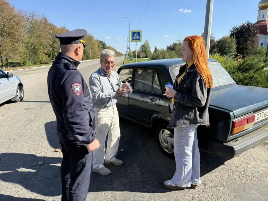 В рамках Дня пожилых людей Белгородские автоинспекторы и волонтеры организовали акцию «Пожилой пешеход» В рамках Дня пожилых людей Белгородские автоинспекторы и волонтеры организовали акцию «Пожилой пешеход»