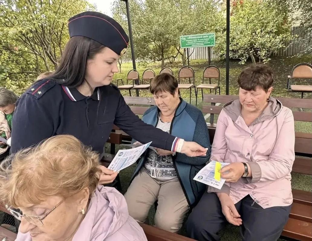 В Международный день пожилых людей белгородские автоинспекторы организовали тренинги по дорожной безопасности в КЦСОН В Международный день пожилых людей белгородские автоинспекторы организовали тренинги по дорожной безопасности в КЦСОН