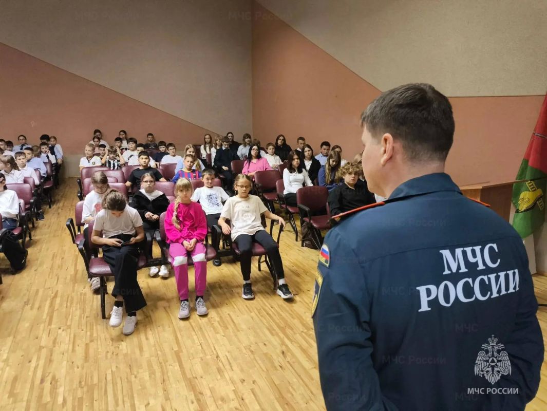 Сотрудники МЧС России провели урок безопасности для старооскольских школьников Сотрудники МЧС России провели урок безопасности для старооскольских школьников
