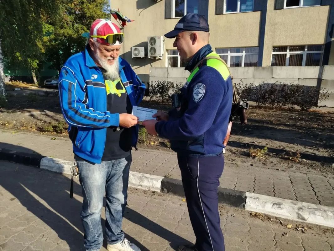 В рамках Дня пожилых людей Белгородские автоинспекторы и волонтеры организовали акцию «Пожилой пешеход» В рамках Дня пожилых людей Белгородские автоинспекторы и волонтеры организовали акцию «Пожилой пешеход»