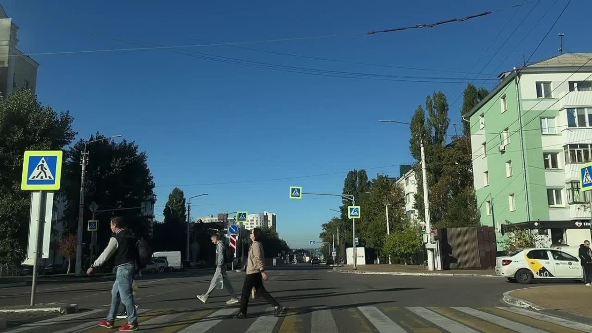 Здравствуйте. Не забывайте о соблюдении требований безопасности , выбирайте безопасный боковой интервал и соблюдайте скоростной режим Будьте внимательны близи пешеходных переходов, желаем вам хорошего настроения и...