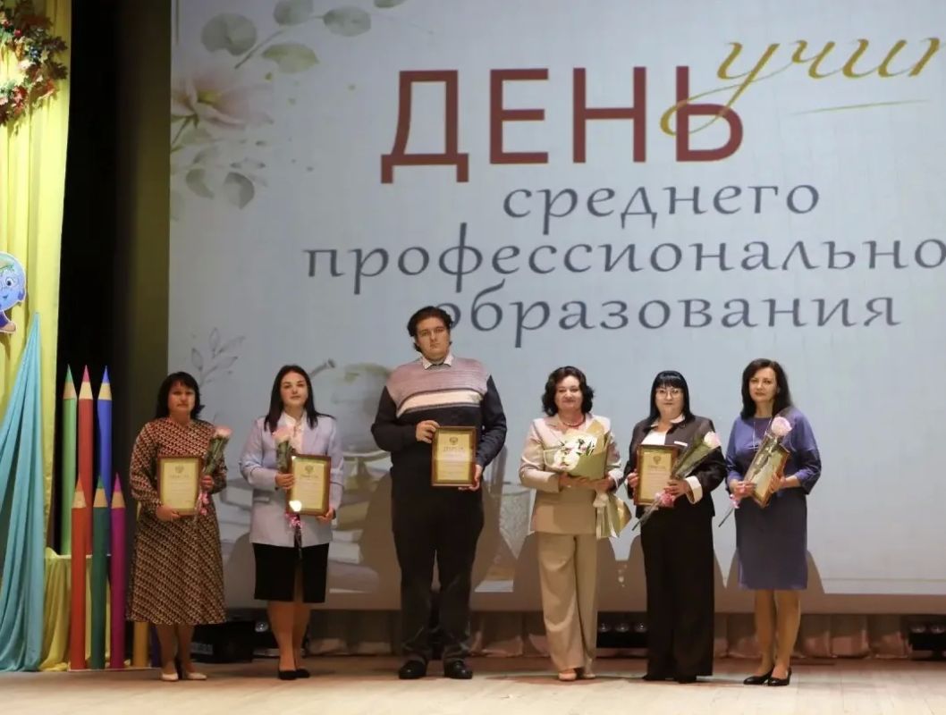 Сердце, отданное детям: в преддверии Дня учителя в Ракитянском районе чествовали педагогов Сердце, отданное детям: в преддверии Дня учителя в Ракитянском районе чествовали педагогов