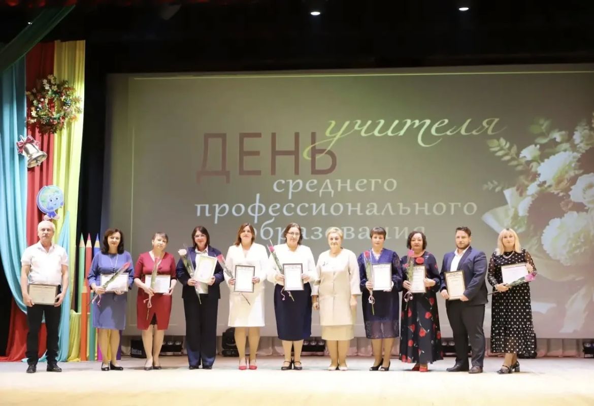 Сердце, отданное детям: в преддверии Дня учителя в Ракитянском районе чествовали педагогов Сердце, отданное детям: в преддверии Дня учителя в Ракитянском районе чествовали педагогов