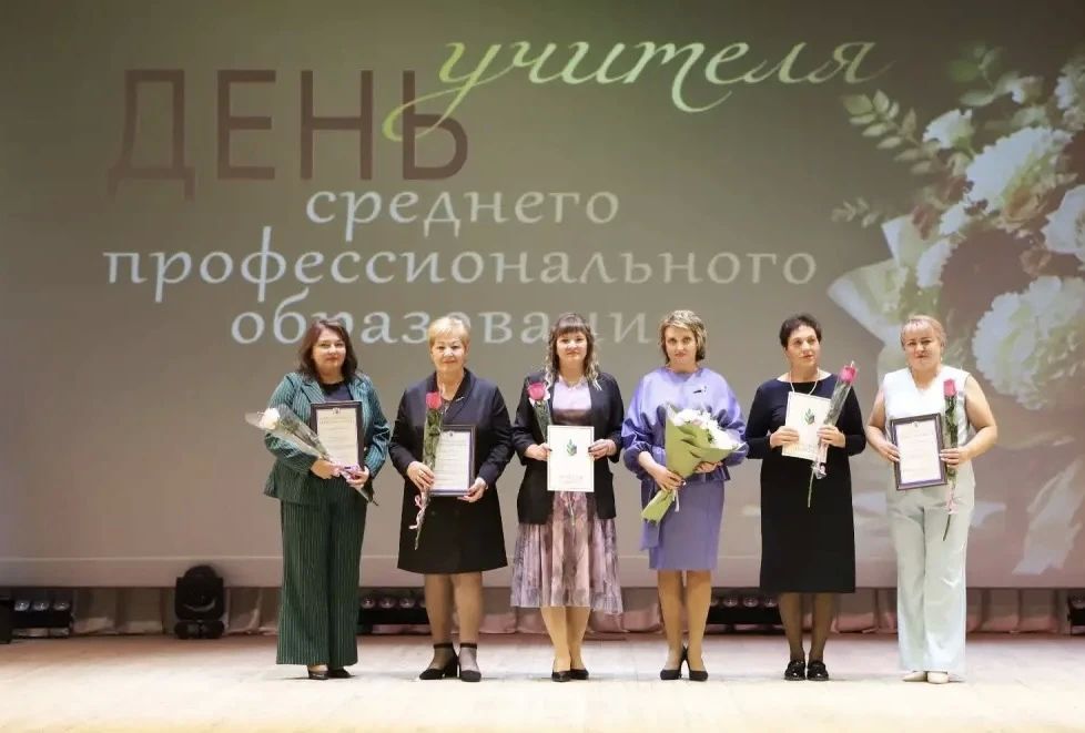 Сердце, отданное детям: в преддверии Дня учителя в Ракитянском районе чествовали педагогов Сердце, отданное детям: в преддверии Дня учителя в Ракитянском районе чествовали педагогов