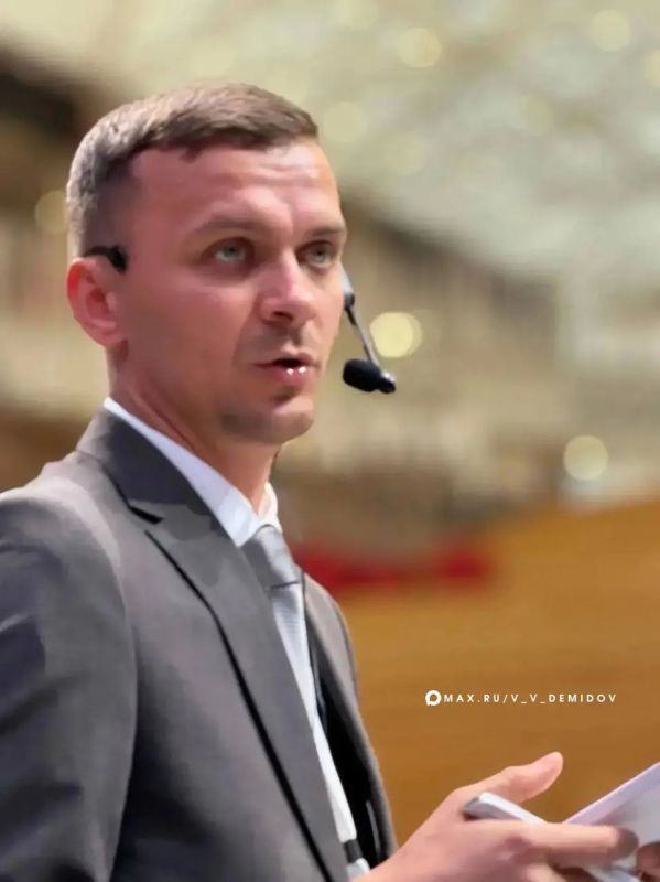 Валентин Демидов: Белгород вновь на педагогическом олимпе страны — «Директор года России» — наш! Победу в главной управленческой номинации одержал Николай Петрович Бутов, возглавляющий среднюю школу № 42 областного центра Валентин Демидов: Белгород вновь на педагогическом олимпе страны — «Директор года России» — наш! Победу в главной управленческой номинации одержал Николай Петрович Бутов, возглавляющий среднюю школу № 42 областного центра