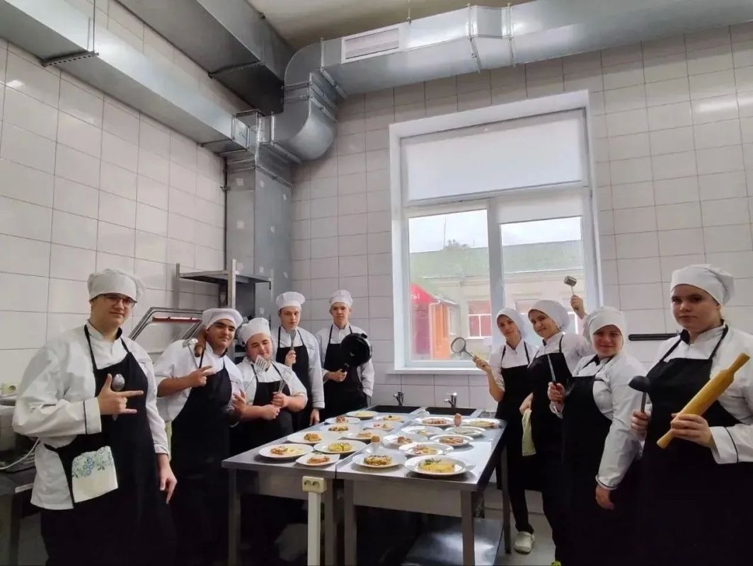 Друзья, сегодня в нашей стране отмечается День среднего профессионального образования Друзья, сегодня в нашей стране отмечается День среднего профессионального образования