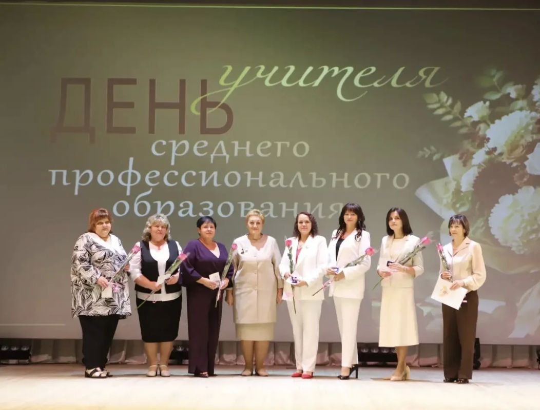 Сердце, отданное детям: в преддверии Дня учителя в Ракитянском районе чествовали педагогов Сердце, отданное детям: в преддверии Дня учителя в Ракитянском районе чествовали педагогов