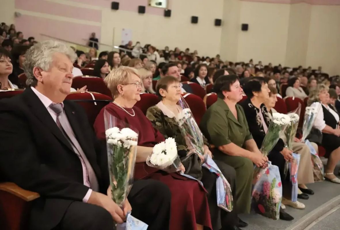 Сердце, отданное детям: в преддверии Дня учителя в Ракитянском районе чествовали педагогов Сердце, отданное детям: в преддверии Дня учителя в Ракитянском районе чествовали педагогов