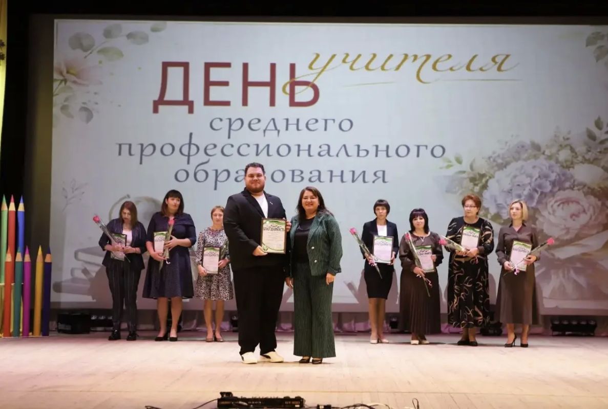 Сердце, отданное детям: в преддверии Дня учителя в Ракитянском районе чествовали педагогов Сердце, отданное детям: в преддверии Дня учителя в Ракитянском районе чествовали педагогов