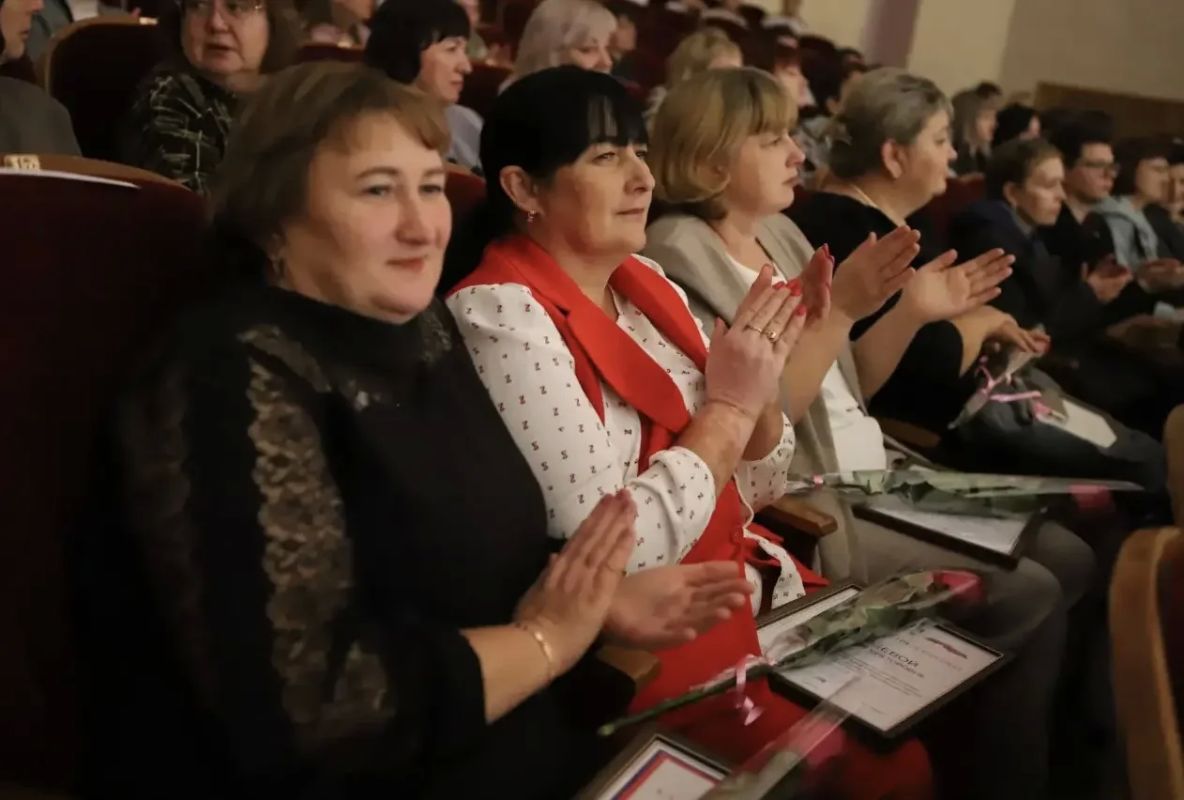 Сердце, отданное детям: в преддверии Дня учителя в Ракитянском районе чествовали педагогов Сердце, отданное детям: в преддверии Дня учителя в Ракитянском районе чествовали педагогов