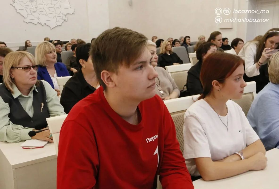 Михаил Лобазнов: Вместе с председателем Совета регионального отделения «Движения первых» Белгородской области Алиной Эдуардовной Колотиловой принял участие в заседании муниципального Координационного совета по взаимодействию... Михаил Лобазнов: Вместе с председателем Совета регионального отделения «Движения первых» Белгородской области Алиной Эдуардовной Колотиловой принял участие в заседании муниципального Координационного совета по взаимодействию...