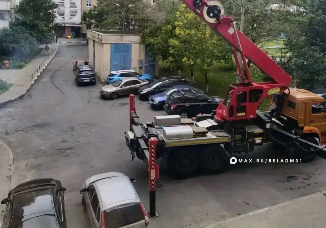 На месте вчерашнего ЧП в центре города продолжаются восстановительные работы. Коммунальные службы демонтируют поврежденное остекление на высоких этажах На месте вчерашнего ЧП в центре города продолжаются восстановительные работы. Коммунальные службы демонтируют поврежденное остекление на высоких этажах