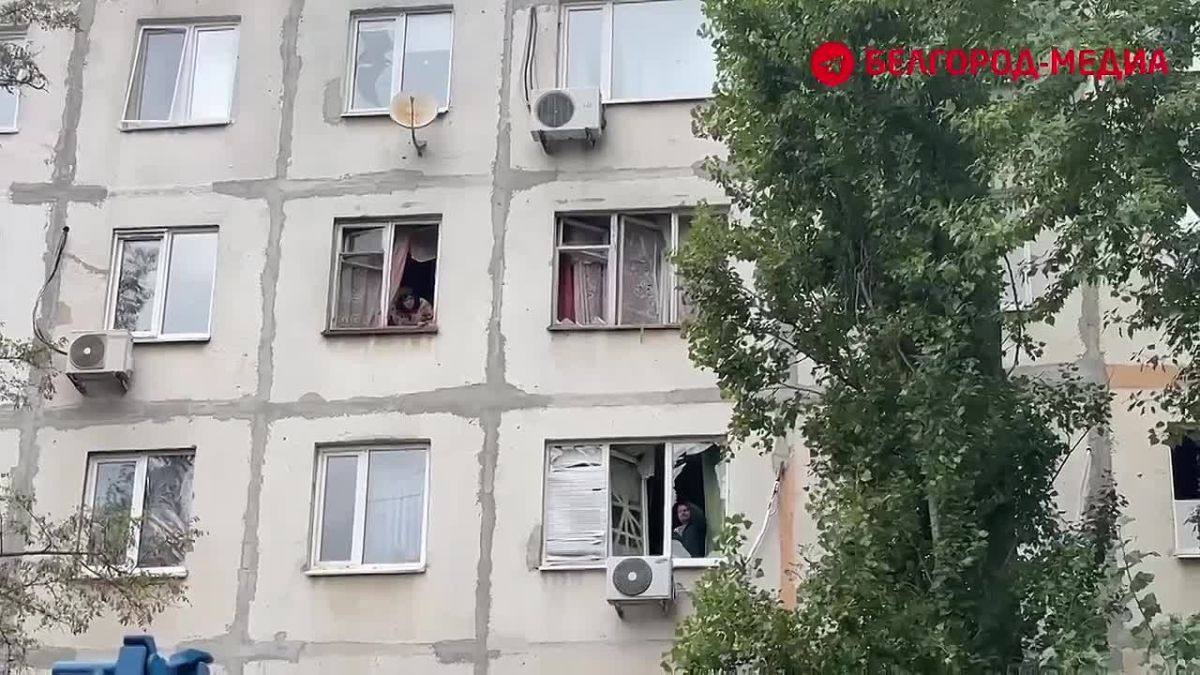 На месте вчерашнего ЧП в центре города продолжаются восстановительные работы. Коммунальные службы демонтируют поврежденное остекление на высоких этажах