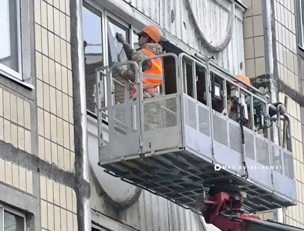 На месте вчерашнего ЧП в центре города продолжаются восстановительные работы. Коммунальные службы демонтируют поврежденное остекление на высоких этажах На месте вчерашнего ЧП в центре города продолжаются восстановительные работы. Коммунальные службы демонтируют поврежденное остекление на высоких этажах