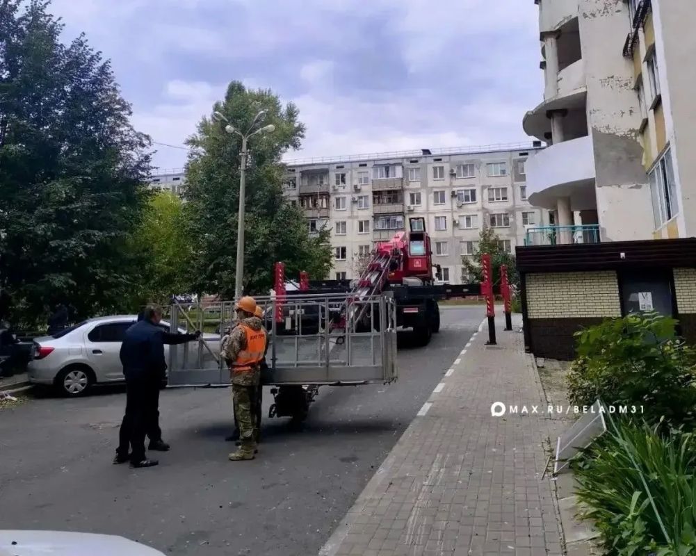 На месте вчерашнего ЧП в центре города продолжаются восстановительные работы. Коммунальные службы демонтируют поврежденное остекление на высоких этажах На месте вчерашнего ЧП в центре города продолжаются восстановительные работы. Коммунальные службы демонтируют поврежденное остекление на высоких этажах