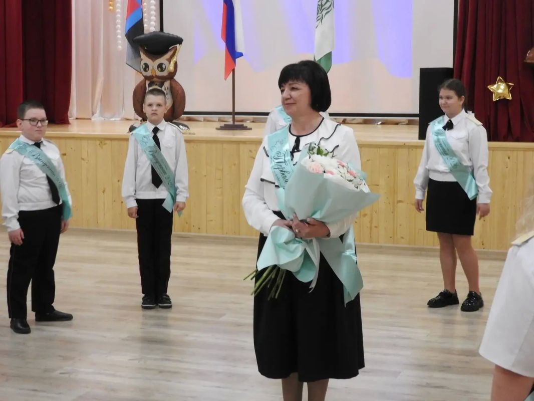 Уважаемые учителя, ветераны педагогического дела! Поздравляем вас с профессиональным праздников, Днём учителя! Уважаемые учителя, ветераны педагогического дела! Поздравляем вас с профессиональным праздников, Днём учителя!