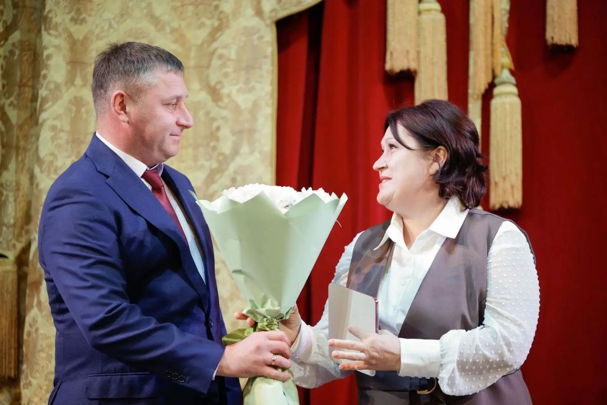 Сегодня зал Белгородского государственного академического драматического театра имени М. С. Щепкина наполнился особой атмосферой признательности и уважения Сегодня зал Белгородского государственного академического драматического театра имени М. С. Щепкина наполнился особой атмосферой признательности и уважения