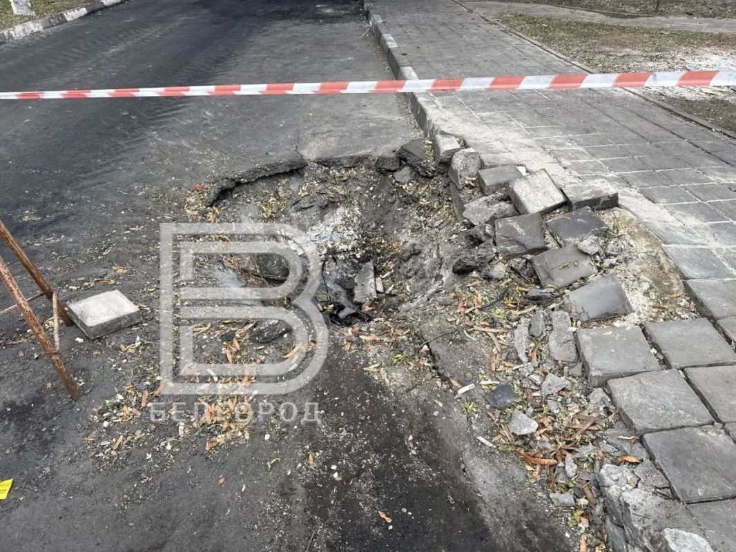 Воронка от взрыва, истерзанные фасады МКД, битое стекло, сломанные деревья и живые розы на земле Так выглядит место ЧП в Белгороде, куда вечером в субботу пришлись удары вражеских дронов Воронка от взрыва, истерзанные фасады МКД, битое стекло, сломанные деревья и живые розы на земле Так выглядит место ЧП в Белгороде, куда вечером в субботу пришлись удары вражеских дронов